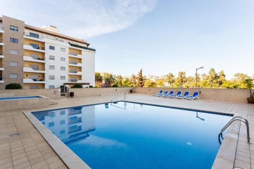 Lagos Apartamento | James's Quinta das Palmeiras, spacious 2 bedroom apartment in luxury complex, walking distance to town and beach
