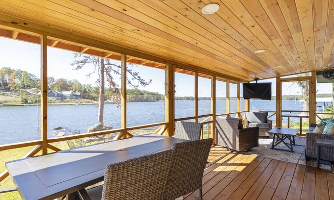 Eclectic Casa | Janmother's Cabin, easy walk to The Social on Lake Martin, Castaway Island