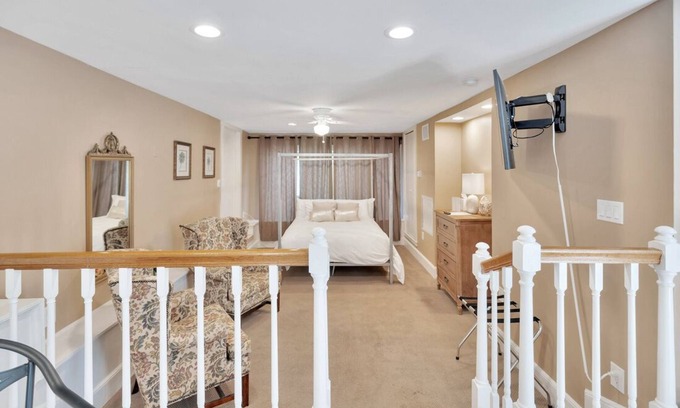 Historic Old Northeast Apartamento | Jannus Suite at ONE Inn: King Bed, Kitchenette, Near Downtown & Vinoy Park