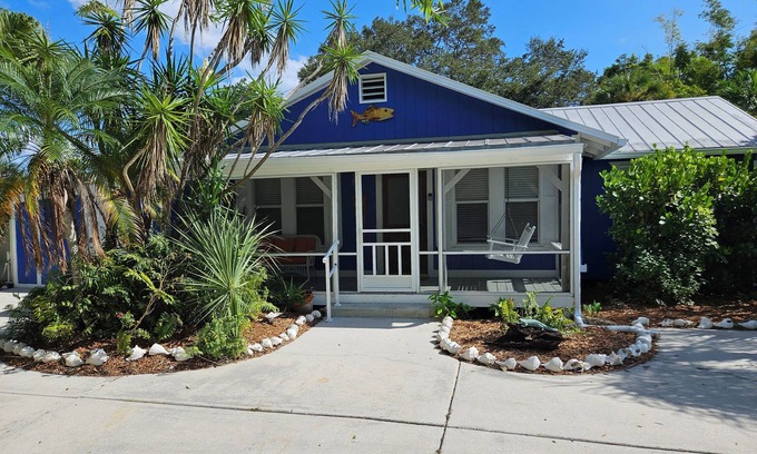 East Naples Cabaña | January Escape: Lakefront Cottage Special - Steps to Old Naples!