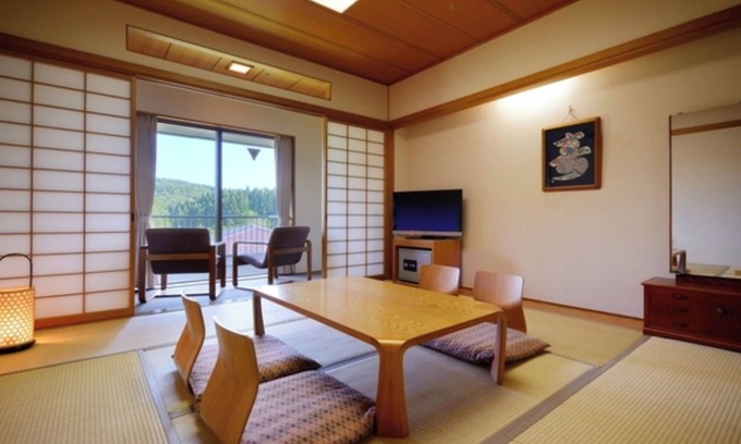 Iwanuma Hotel | Japanesestyle room with 8 tatami mats and a bath / Iwanuma Miyagi
