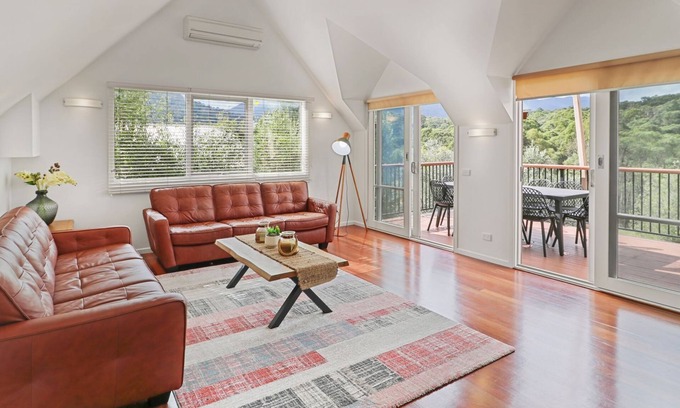 Merrijig Casa | Jarrah House - Sleeps 10 - Merrijig