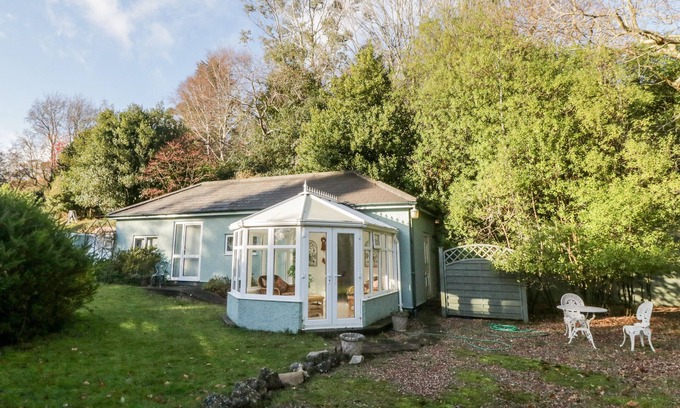 Ebford Cabaña | JASMINE AT MAGNOLIA LAKE, romantic, with a garden in Dawlish