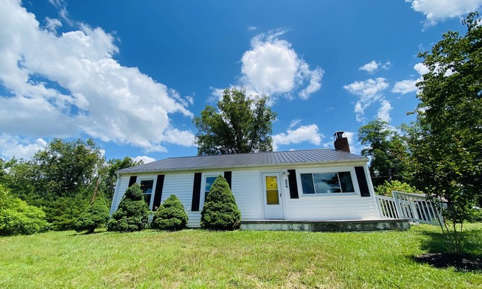 Newport Casa | Jasmine House-Dog, family friendly-5 mins Douglas Lake-Large yard-Country Vibe