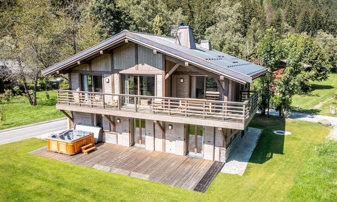 Les Tines Chalet De Esquí | JATOBA - Chalet with a jacuzzi and cinema corner