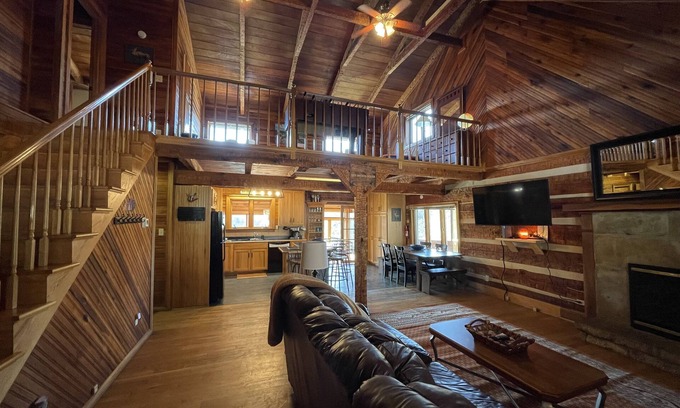 Primrose Cabina | Jaw Dropping View- Family/Couples/Group Getaway in the Heart of Red River Gorge!