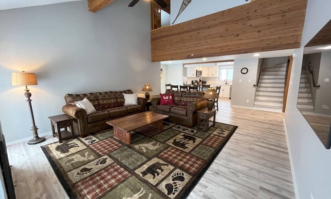 North Troy Apartamento | Best Location @ Jay: 2024 Remodel, Ski-in/Out by Waterpark, Tram, Ice Rink