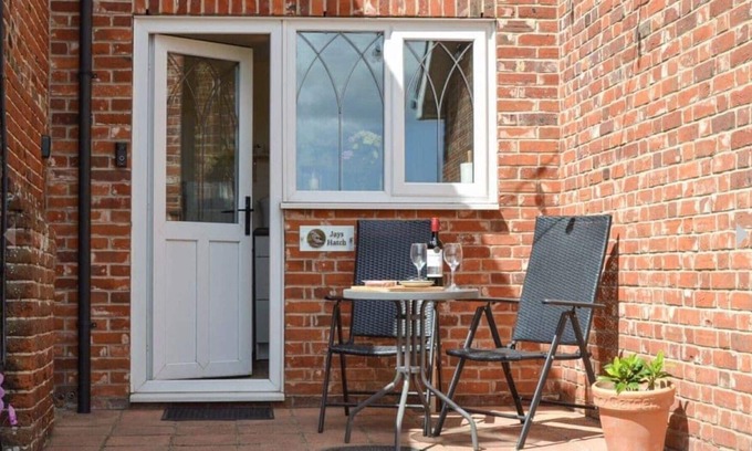 North Walsham Cabaña | Jays Hatch Holiday Cottage Perfect for Couples or Single travellers.
