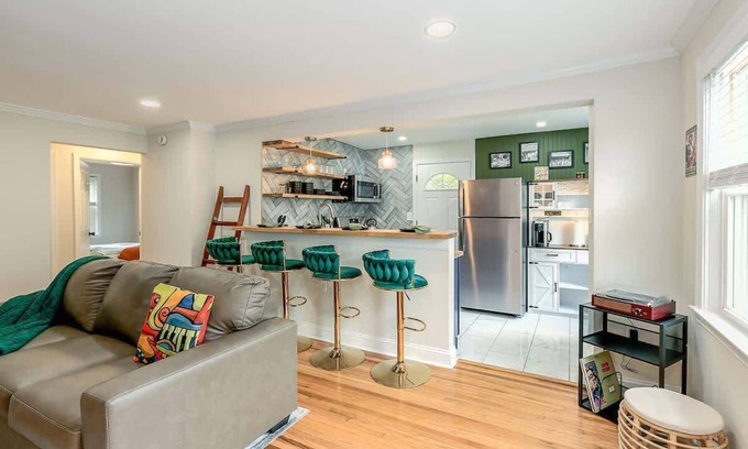 Parkville Apartamento | Jazzy Suite & Kindred Retreat /Swing into Style, Stay awhile
