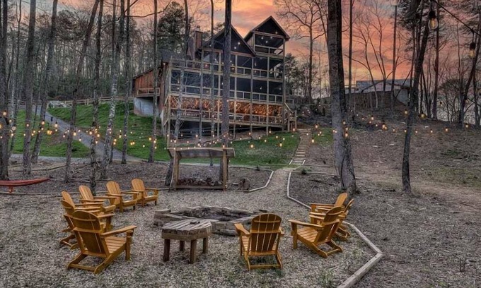 Blue Ridge Cabina | Jazzy's Cozy Creekside - Hot Tub | Game Room | Screened Decks
