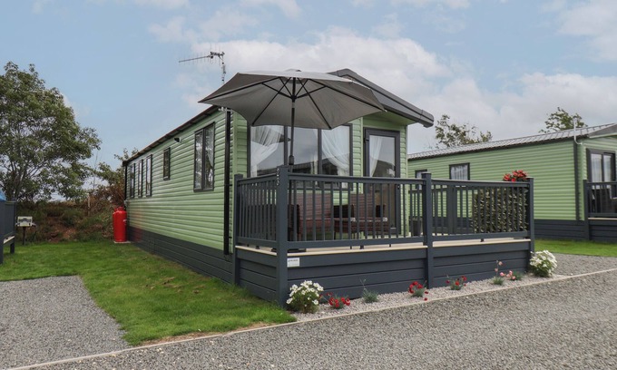 West Heslerton Cabaña | JEAN'S PLACE, pet friendly, with hot tub in West Heslerton
