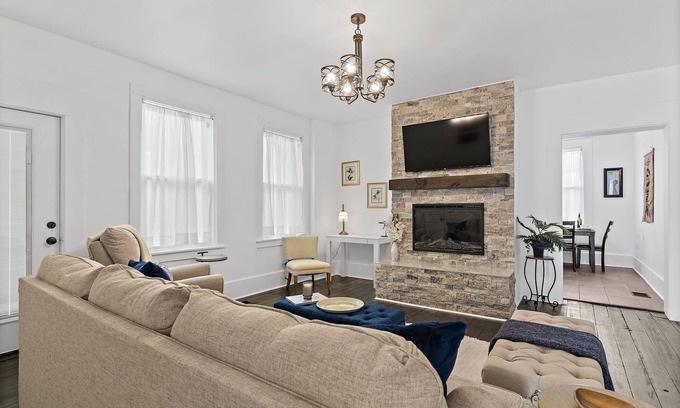 Madison Casa | Jefferson Off Main: *4 Beds*King Beds*Walk to Main* 3 Full Bath