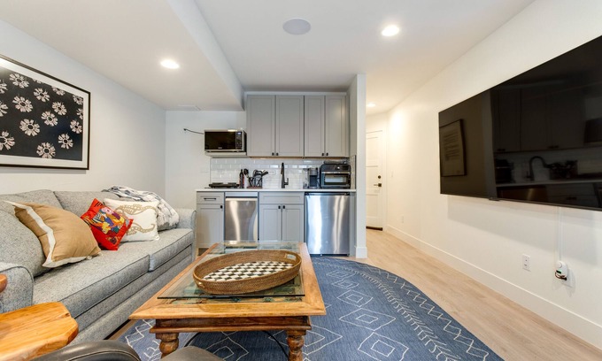 Jefferson Park Apartamento | Jefferson Park Apartment: Walk to Empower Field!