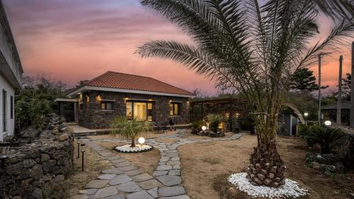 Hallim Casa | Jeju Stay Rowoon Dockchae Pension