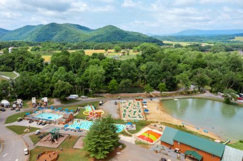 Glasgow Casa | Jellystone Park at Natural Bridge