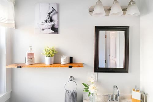Federal Hill Apartamento | Jennifer's Walkable Private Apartment Getaway with Relaxing Deck
