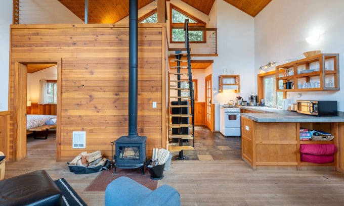 Ashland Cabina | Jenny Creek Cabin w/ Jacuzzi and Wood Stove at Green Springs Inn