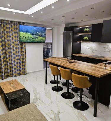 Petralona Apartamento | Jenny's Dream Home II Athens Lux 2BR Apt, Hot Tub, CBD, Fast WIFI, Netflix