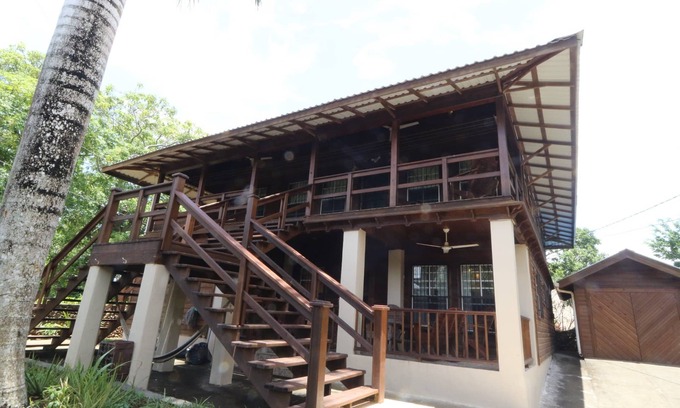 Isla de Utila Casa | Jerico Place : In Town 3 Bedroom home on a paved drive!