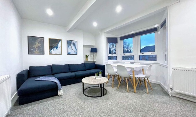 Renfrew Apartamento | Jess View - This beautiful 3-bedroom apartment is an upper flat, with its own private entrance