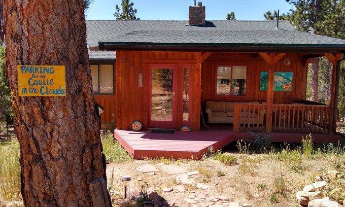Coal Creek Cabina | Jetted Tub, Huge Deck, Fish tank and Romantic space for 2