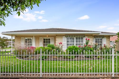 Brighton Casa | Jetty Road Retreat - Brighton - C21 SouthCoast Holidays
