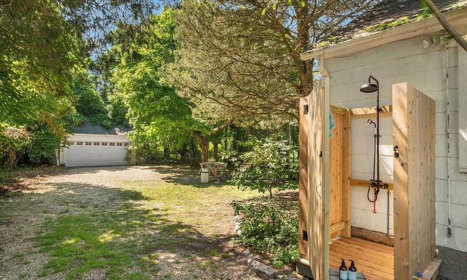 Hampton Bays Casa | Jewel Box Hampton Bays Cottage