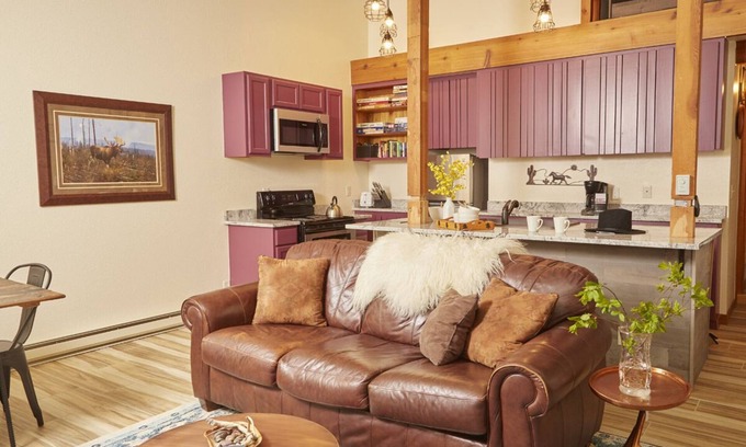 Teton Pines Condominio | JHRL - Indian Paintbrush 1122, Located in Wilson, the perfect getaway