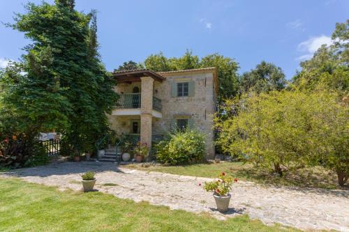 Ano Vasilikos Casa | Jianni's Villa - Stone Villa in the Greenery!