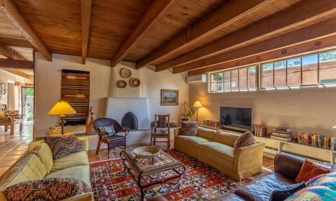Downtown Santa Fe Alquiler De RV | Jimenez Street · Historic Family-Friendly Adobe Home with Arcade Games & Hot Tub