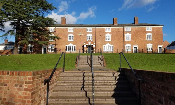 Stourport-on-Severn Casa | JJ's "Gin Palace" luxury riverside town house