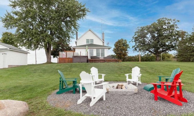 Greater Napanee Apartamento | Joanie's Farmhouse · Waterfront with Hot Tub