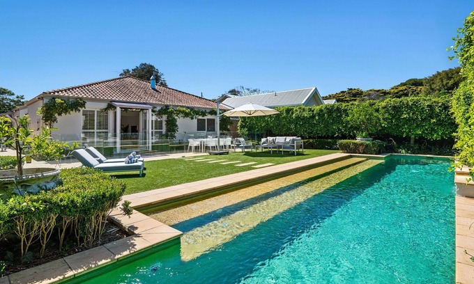 Portsea Casa | Joanna - Poolside entertainer opposite 'The Cutting'