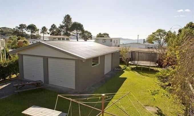 Cooks Beach Cabaña | Joes Place - Cooks Beach Holiday Home