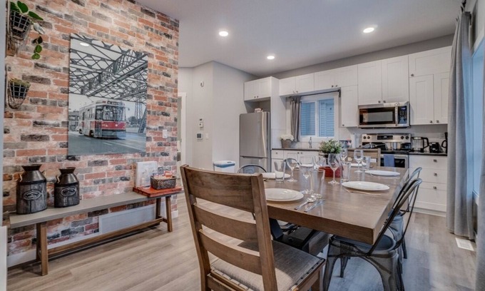 North Central Edmonton Apartamento | Joey - Central Hub for Nomads & Urban Explorers!