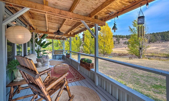 John Day Casa | John Day Lakehouse w/ a Great Outdoor Space!
