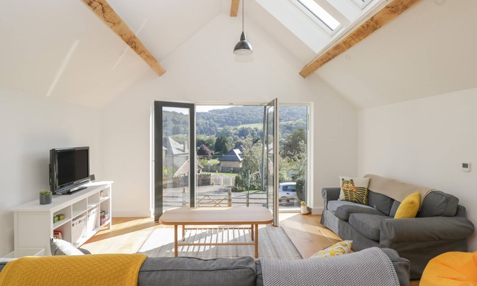 Monmouth Cabaña | JOHN'S LOOKOUT, family friendly, with a garden in Monmouth