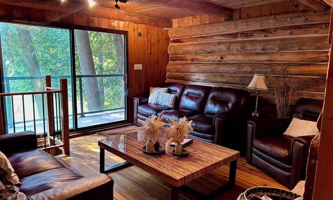 Innisfil Cabina | John Wayne Cedar Oasis