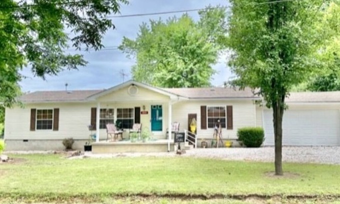 Wheatland Casa | Johnnie Sue’s in Wheatland. 3 bed, 2 bath home, plenty of parking, sleeps 10.