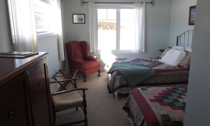Hermanville Cama Y Desayuno | Johnson Shore Inn - PEI - Rooms 2 & 4 - First Floor Triple - Queen bed and a twin
