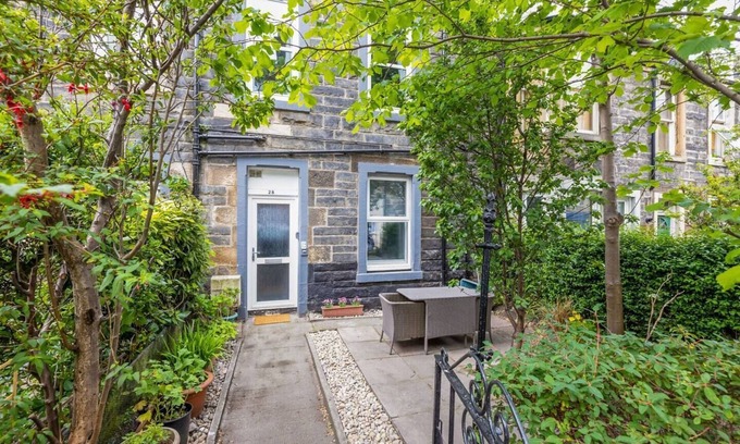Leith Apartamento | JOIVY Charming 1-Bed Ap Near Leith Links W/ Patio