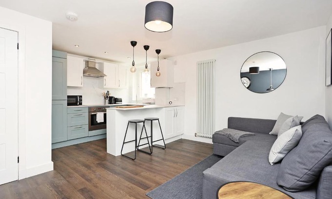 Old Town Apartamento | JOIVY Contemporary Royal Mile Apartment with Balcony