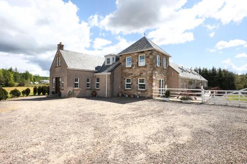 Kelty Apartamento | JOIVY Greenknowes Estate with Hot Tub and Bar - Farmhouse and Lodge