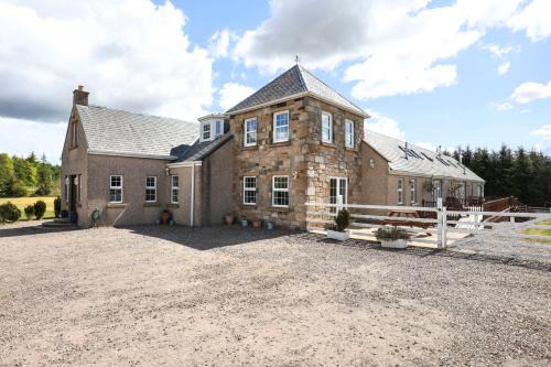 Kelty Casa | JOIVY Greenknowes Farmhouse with Hot Tub and Bar
