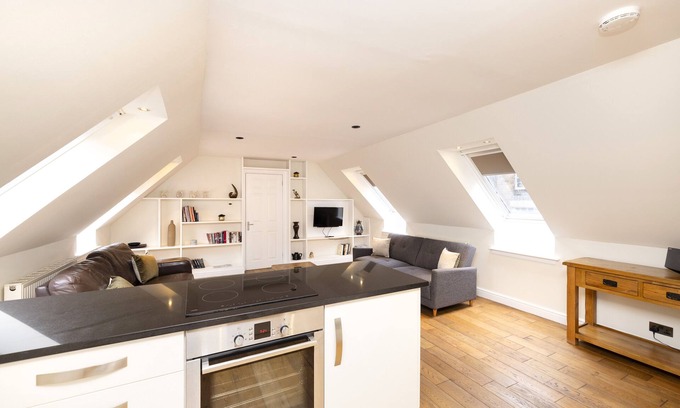 West End Apartamento | JOIVY Inviting Flat Near Edinburgh Castle W/ Parking