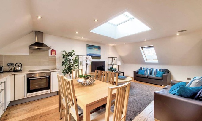 West End Apartamento | JOIVY Quiet Mews Street Apartment in the Heart of Edinburgh