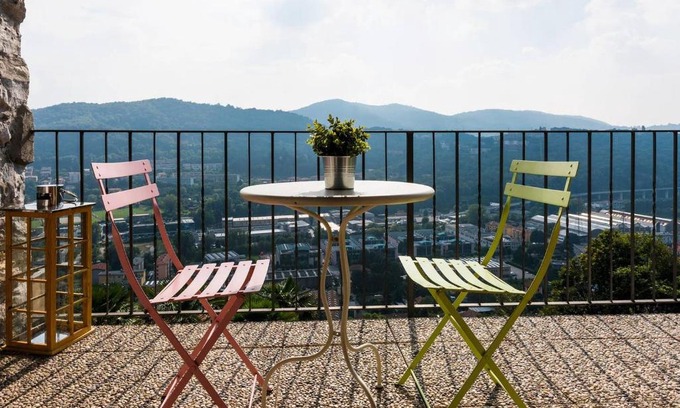 Cernobbio Casa | JOIVY Scenic 2BR Apt with Balcony & Parking