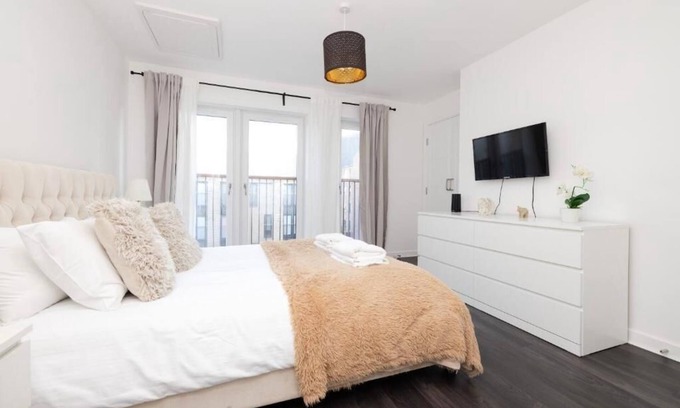 Glasgow Casa | JOIVY Stylish House with Garden