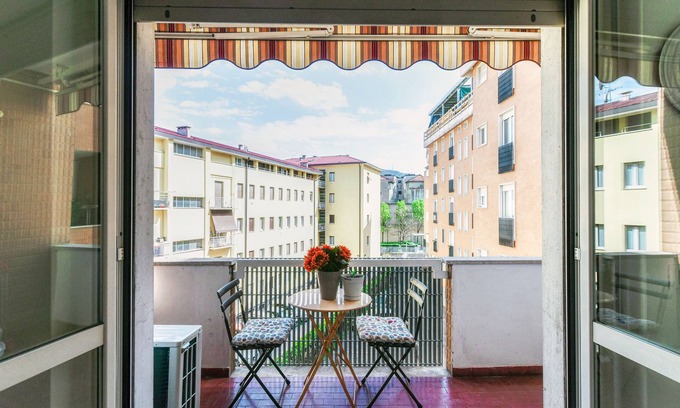 Como Apartamento | JOIVY Superb Flat W/Balcony