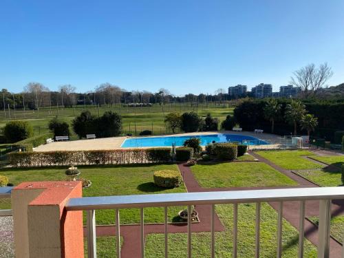 La Napoule Apartamento | Joli appartement calme avec vue piscine